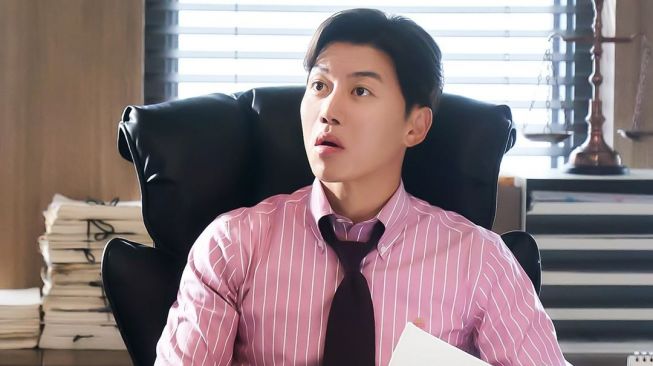 7 Potret Eum Moon Suk di Drama Baru Good Job, Jadi Hacker yang Jenius