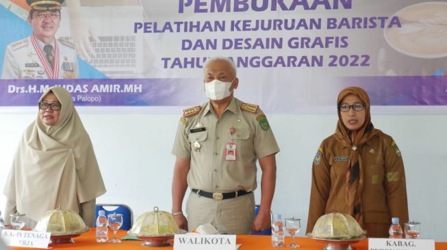 H Asir Wakili Wali Kota Palopo Buka Pelatihan Barista dan Desain Grafis