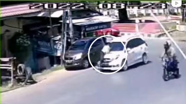 Viral Polisi Diseret Mobil Saat Razia Pajak Kendaraan di Gowa