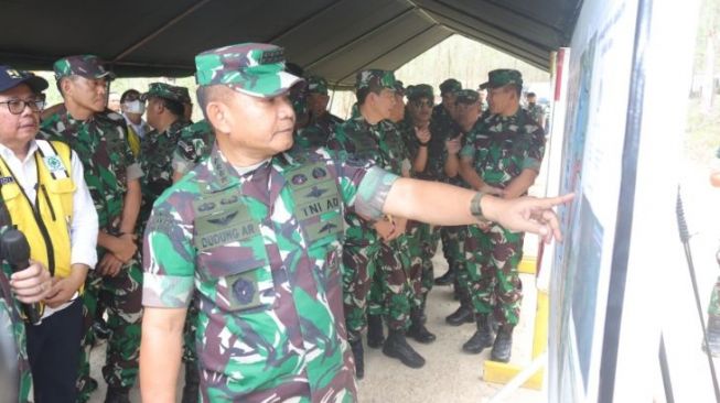 Kasad Jenderal Dudung meninjau lokasi pembangunan Mabesad di IKN. [ANTARA]