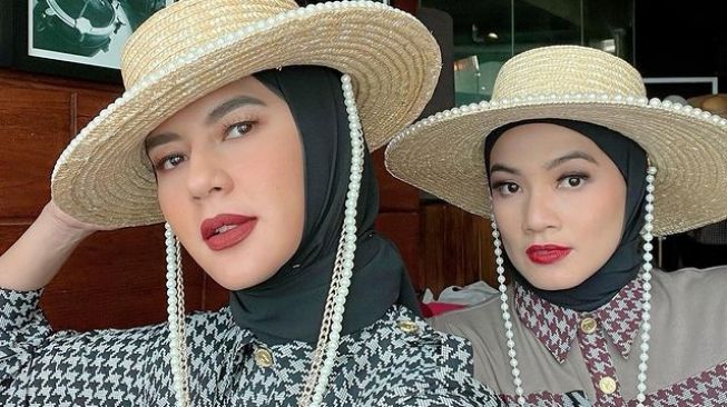 Potret Titi Kamal dan Paula Verhoeven Berhijab (Instagram/@titi_kamall)