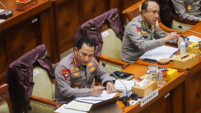 Kapolri Jenderal Pol Listyo Sigit Prabowo saat mengikuti rapat kerja dengan Komisi III DPR di Kompleks Parlemen, Senayan, Jakarta Pusat, Rabu (24/8/2022). [Suara.com/Alfian Winanto]