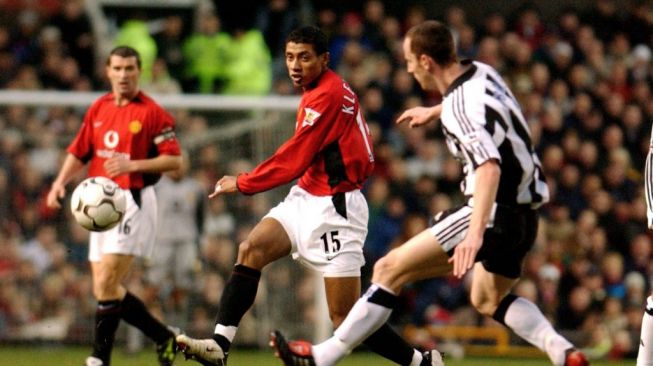 Kleberson saat membela Manchester United saat menghadapi Newcastle selama pertandingan Liga Inggris di Old Trafford di Manchester, Inggris, 11 Januari 2004. Foto: AFP oleh Paul Barker.