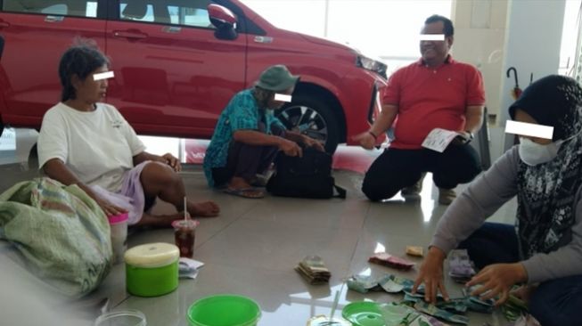 Viral! Pasutri Berbaju Lusuh Beli Mobil Baru Tunai, Uang Ratusan Juta Dibawa Pakai Karung