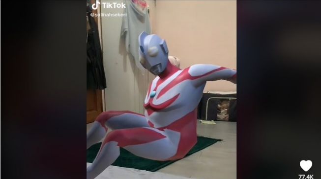 Kakak Adik Sibuk Main Filter, Langsung Ngakak Saat Ibunya yang Sedang Shalat Berubah Jadi Ultraman. (Dok: TikTok/salihahsekeri)