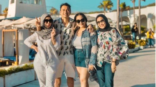Mimi Bayuh Foto Bersama Keluarga Raffi Ahmad - Siapa Umi Raffi? (Imstagram/@umibayuh) 