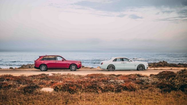 Rolls-Royce Black Badge Cullinan dalam Forbidden Pink dan Rolls-Royce Ghost dalam  Crystal over Sagano Green, dalam koleksi 