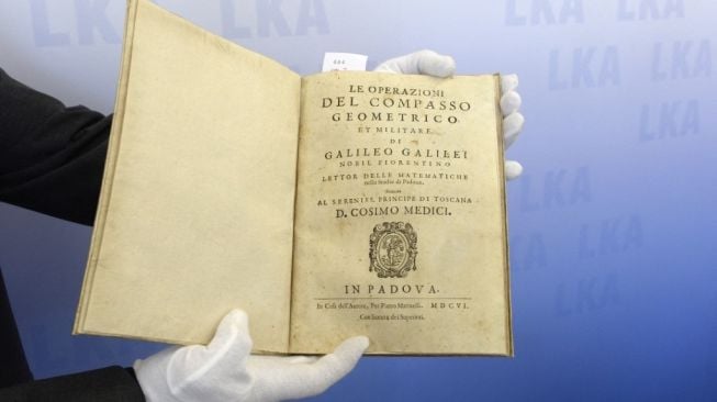 Buku sejarah "Le operazioni del compasso geometrico" dari Galileo Galilei. [Christof Stache/AFP] 