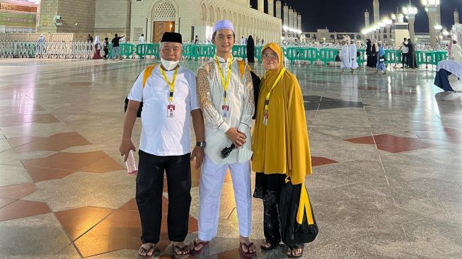 Potret Sensen asisten Raffi Ahmad umrah (Instagram/@senses_ahmad)