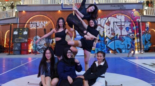 Pole Fitness Academy Olivia menampilkan senam pole dane dalam acara Urban and Sport di Pakuwon Mall Surabaya. [dokumentasi pribadi]