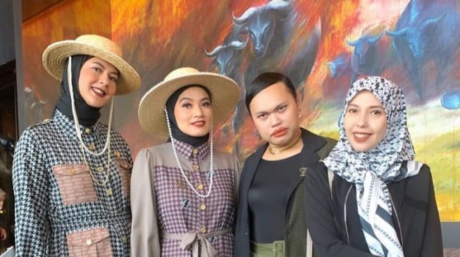 Potret Titi Kamal dan Paula Verhoeven Berhijab (Instagram/@titi_kamall)