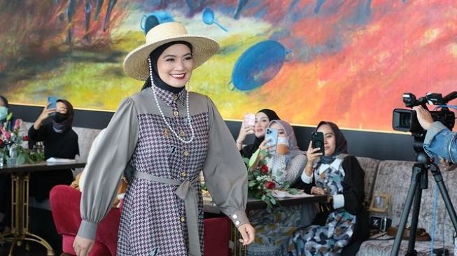 Potret Titi Kamal dan Paula Verhoeven Berhijab (Instagram/@zaskiasungkar15)