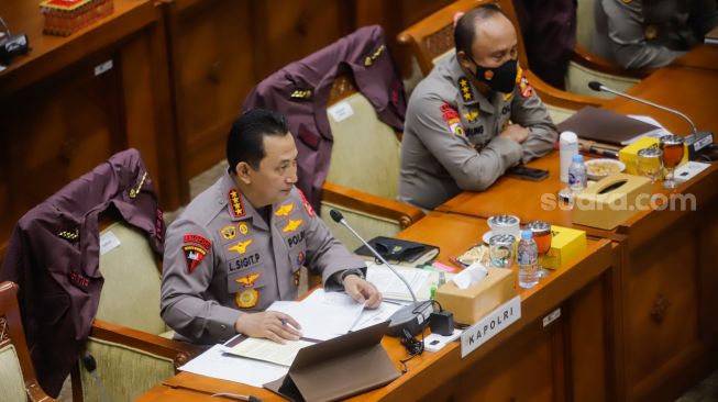 Kapolri Jenderal Pol Listyo Sigit Prabowo saat mengikuti rapat kerja dengan Komisi III DPR di Kompleks Parlemen, Senayan, Jakarta Pusat, Rabu (24/8/2022). [Suara.com/Alfian Winanto]