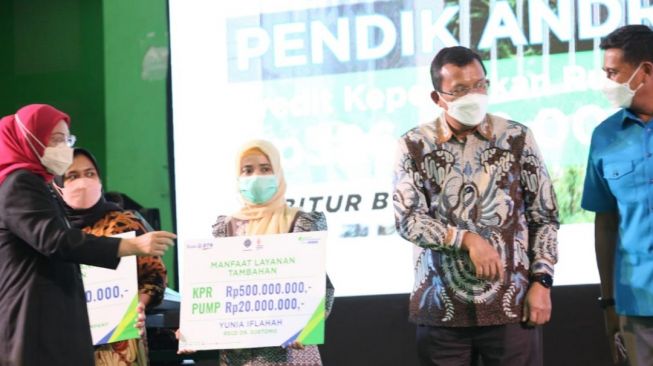 Menaker Serahkan Manfaat Layanan Tambahan BPJS Ketenagakerjaan bagi Para Pekerja