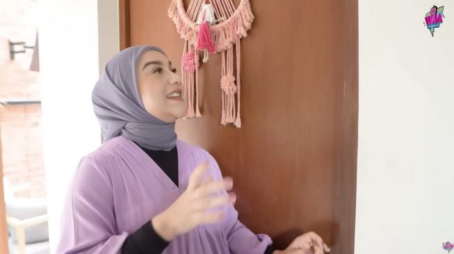 Potret kamar anak kedua Irish Bella (YouTube/Aish TV)