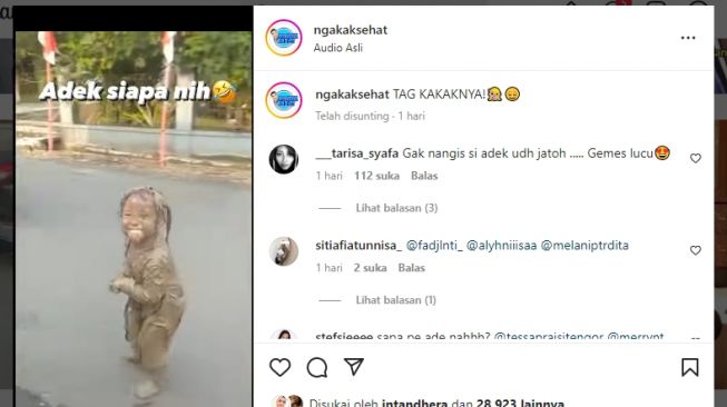 Anak Perempuan Ini Tetap Senyum Walau Badan Penuh Lumpur, Warganet: Gemes