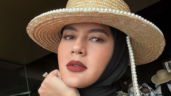 Potret Titi Kamal dan Paula Verhoeven Berhijab (Instagram/@paula_verhoeven)