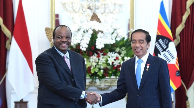 Presiden Joko Widodo atau Jokowi menerima kunjungan Raja Eswatini, Raja Mswati III, di Istana Merdeka, Jakarta, Rabu (24/8/2022). (Kris - Biro Pers Sekretariat Presiden)