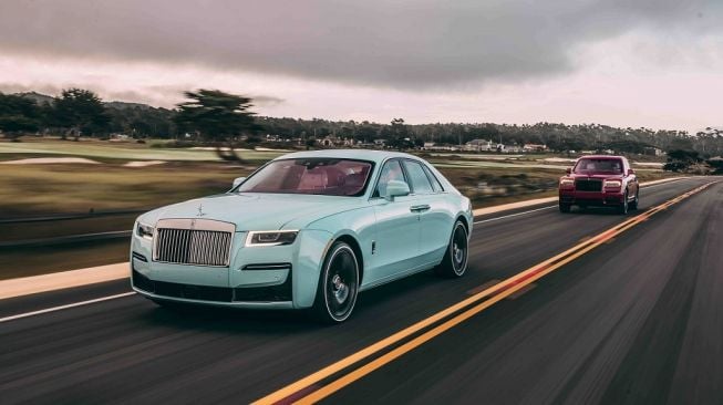 "Pebble Beach Collection 2022"  yang terdiri dari Rolls-Royce Black Badge Cullinan dalam Forbidden Pink dan Rolls-Royce Ghost dalam  Crystal over Sagano Green di event Monterey Car Week [Rolls-Royce Motor Cars].