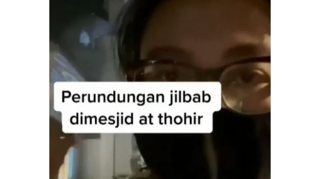 Viral Wanita Tak Pakai Jilbab Ngaku Dilarang Masuk Masjid At-Thohir, Pengurus Beri Klarifikasi