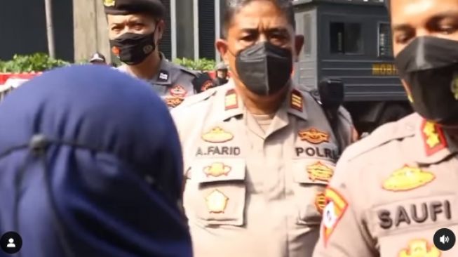 Koalisi Masyarakat Sipil yang menolak RKUHP mendapat tindakan tidak menyenangkan dari anggota polisi. (tangkapan layar/instagram)