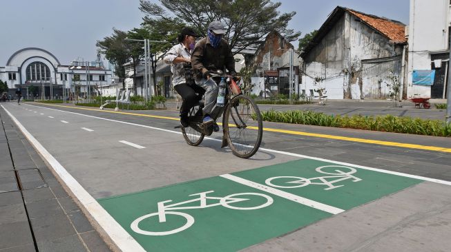 Pesepeda melintasi jalur sepeda yang selesai dibangun di Jalan Lada, kawasan Kota Tua, Jakarta, Rabu (24/8/2022). ANTARA FOTO/Aditya Pradana Putra