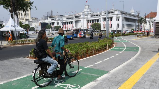 Pesepeda melintasi jalur sepeda yang selesai dibangun di Jalan Lada, kawasan Kota Tua, Jakarta, Rabu (24/8/2022). ANTARA FOTO/Aditya Pradana Putra