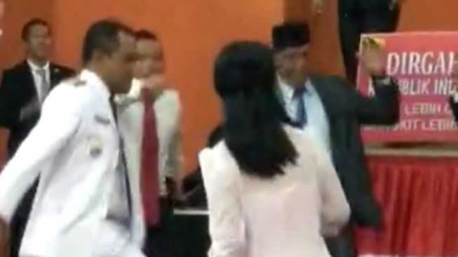 Viral Video Bupati Manggarai Joget Sambil Lepas Kancing Pakaian Dinas Upacara