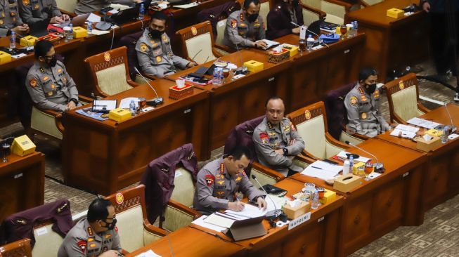 Kapolri Jenderal Pol Listyo Sigit Prabowo (tengah) saat mengikuti rapat kerja dengan Komisi III DPR di Kompleks Parlemen, Senayan, Jakarta Pusat, Rabu (24/8/2022). [Suara.com/Alfian Winanto]