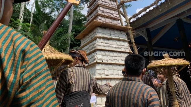 Cerita Keseruan Warga Banjarnegara Berebut Nasi Tumpeng Raksasa Setinggi 7,7 Meter