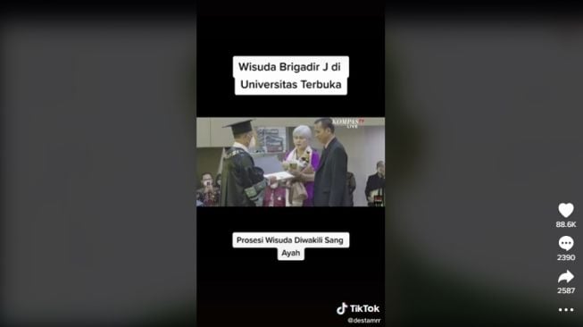 Wisuda Brigadir J yang dihadiri Sang Ayah. [TikTok]