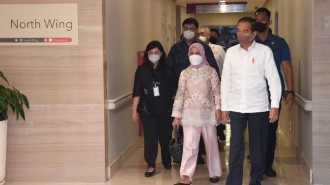 Presiden Joko Widodo dan Ibu Negara Iriana Joko Widodo saat menyambut kelahiran cucu kelima di RS Pondok Indah, Jakarta, Kamis (25-8-2022) [SuaraSulsel.id/ANTARA/HO-Biro Pers Sekretariat Presiden]