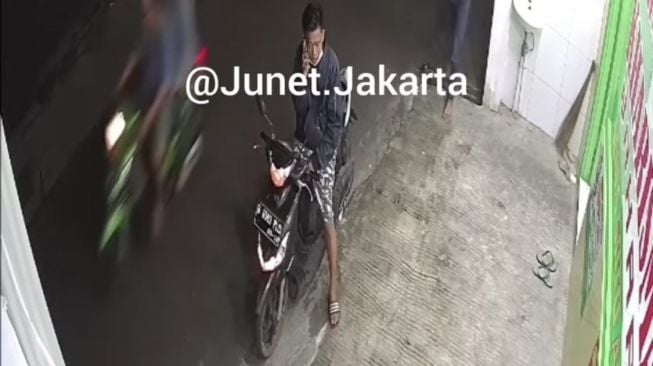 Duo Bandit Terekam CCTV Gasak Dua HP Milik Karyawan Kafe di Kota Bambu Palmerah