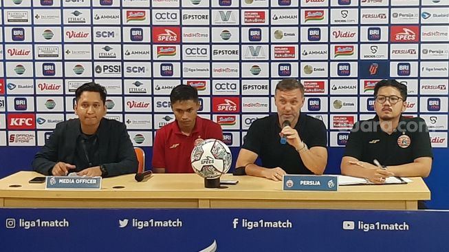 Pelatih Persija Jakarta Thomas Doll dan pemainnya Alfriyanto Nico saat konferensi pers usai laga kontra Persita Tangerang (Suara.com/Adie Prasetyo Nugraha).