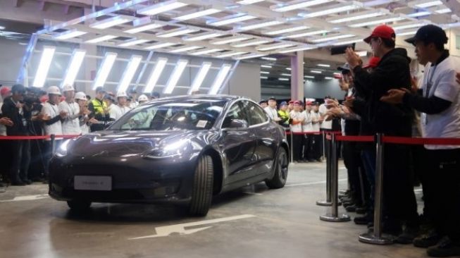 Satu unit Tesla Model 3 meluncur dari Shanghai Gigafactory  (30/12/2019). Sebagai ilustrasi [REUTERS/Yilei Sun via ANTARA/wsj/djo]