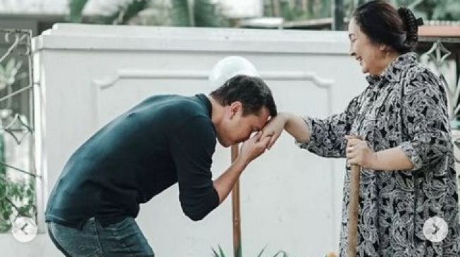 Nicholas Saputra dan Dewi Irawan di film Sayap-Sayap Patah. [Instagram]