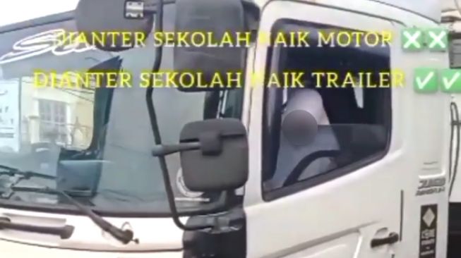 Pelajar diantar pakai truk trailer, harga kendaraan bikin minder. (Instagram/video_medsos)