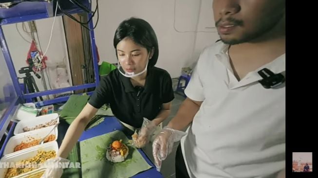 Potret Warung Nasi Bakar Melati Eks JKT48 (YouTube/Thariq Halilintar)