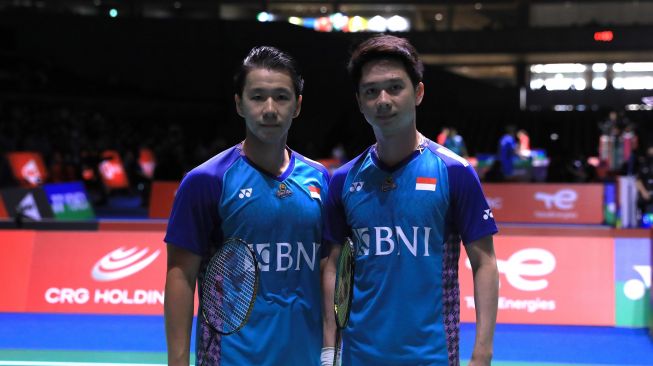 Pasangan ganda putra Indonesia, Kevin Sanjaya Sukamuljo/Marcus Fernaldi Gideon saat berhadapan dengan wakil Republik Ceko, Jaromir Janacek/Tomas Svejda di babak kedua atau 32 besar Kejuaraan Dunia 2022 di Tokyo Metropolitan Gymnasium, Tokyo, Jepang, Rabu (24/8/2022). [PBSI]