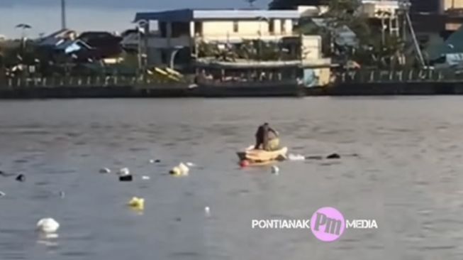 Viral Video Warga Pontianak Seenaknya Buang Sampah di Sungai Kapuas, Netizen Colek Edi Rusdi Kamtono: Tolong Pak