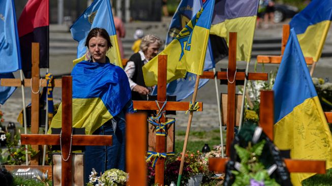 Seorang wanita berduka selama upacara untuk tentara Ukraina yang gugur di Pemakaman Lychakiv, Lviv, Ukraina, Rabu (24/8/2022). [YURIY DYACHYSHYN / AFP]