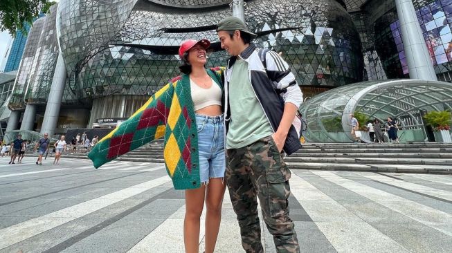 Momen Angga Yunanda Ajak Pacar Liburan ke Singapura (instagram/@shenacinnamon)