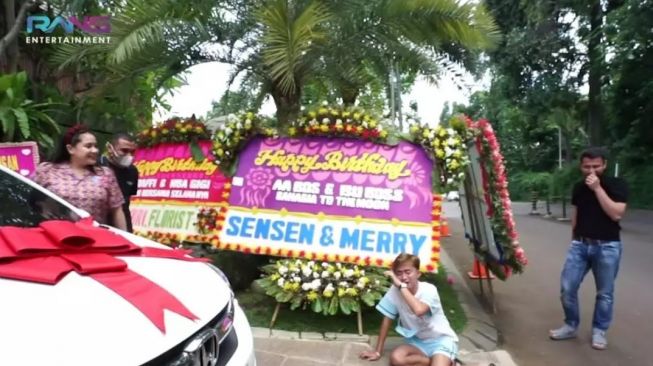  Artis Beri Hadiah Mewah ke Pegawai (YouTube/RANS Entertainment)