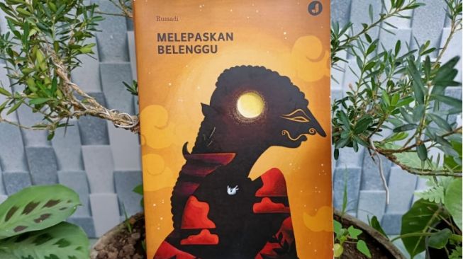 Buku Melepaskan Belenggu: Menulis Cerpen dalam Sekali Duduk ala Rumadi