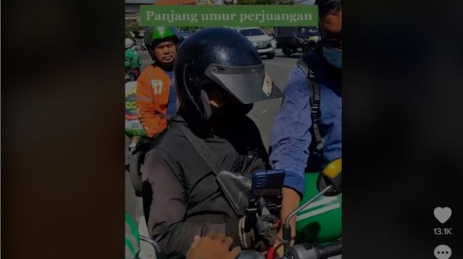 Viral Driver Ojol Bawa Penumpang Kena Sweeping saat Demo di Surabaya, Warganet Geram