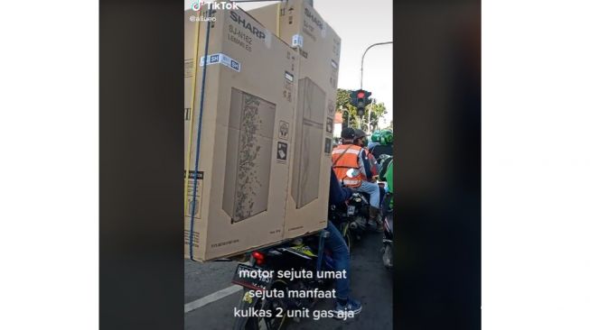 Honda BeAT digunakan untuk mengangkut 2 kardus bergambar kulkas bikin publik heran (TikTok)