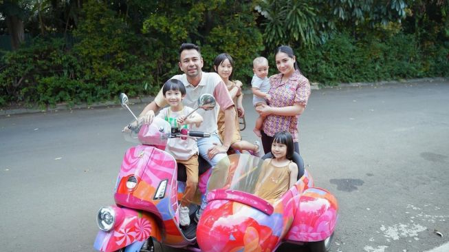 Potret RANS Bareng Kimbab Family (instagram/@raffinagita1717)