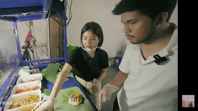 Potret Warung Nasi Bakar Melati Eks JKT48 (YouTube/Thariq Halilintar)