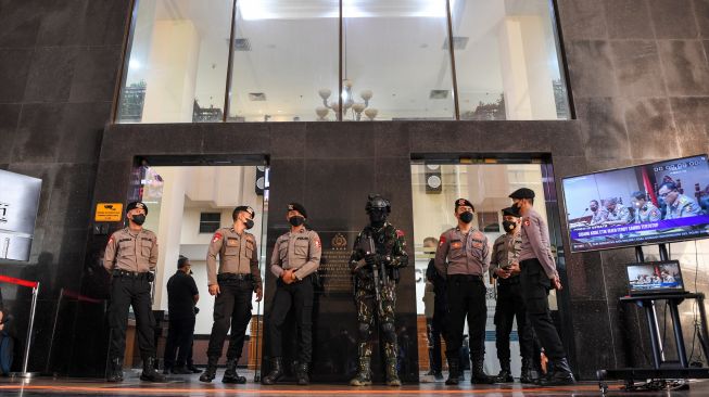 Sejumlah polisi berjaga saat berlangsungnya sidang tertutup Komisi Kode Etik Polri (KKEP) terhadap mantan Kadiv Propam Polri Irjen Ferdy Sambo di Gedung Transnational Crime Center (TNCC) Divisi Propam Mabes Polri, Jakarta, Kamis (25/8/2022). [ANTARA FOTO/M Risyal Hidayat/wsj]