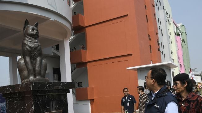 Gubernur DKI Jakarta Anies Baswedan (kedua kanan) mengamati Monumen Kemanusiaan saat peresmian Kampung Susun Produktif Tumbuh Cakung di Cakung, Jakarta Timur, Kamis (25/8/2022). [ANTARA FOTO/Fakhri Hermansyah/wsj]